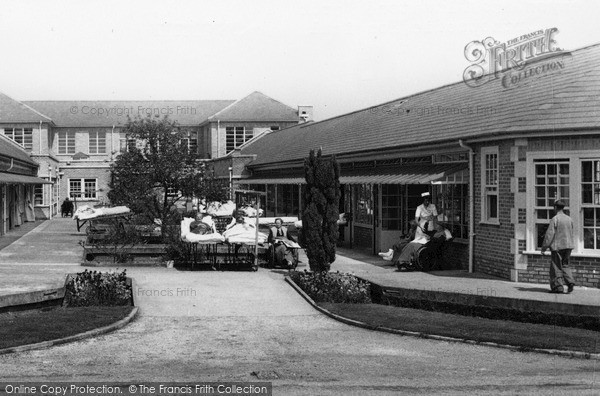 Photo of Oswestry, Patients, Kenyon And Gladstone Wards, The Hospital c.1960