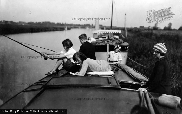 Photo of Oulton Broad, Boating On The River c.1939