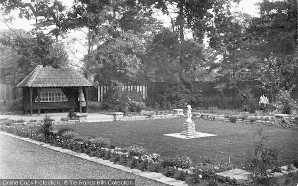 Photo of Oulton Broad, Gardens In The Park c.1939