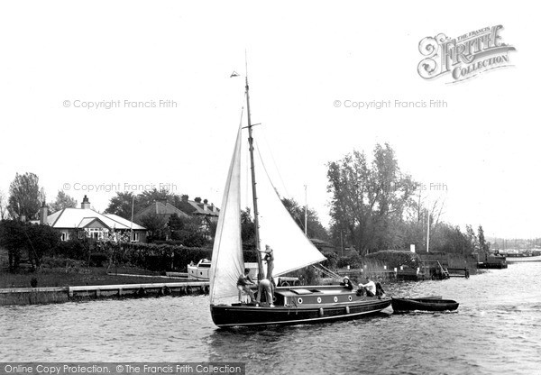 Photo of Oulton Broad, Hoisting Sail c.1939