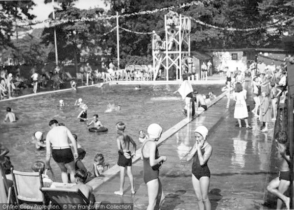 Photo of Oulton Broad, Swimming Pool, Nicholas Everitt Park c.1950
