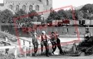 Boys On The Canal Fence 1901, Outwell