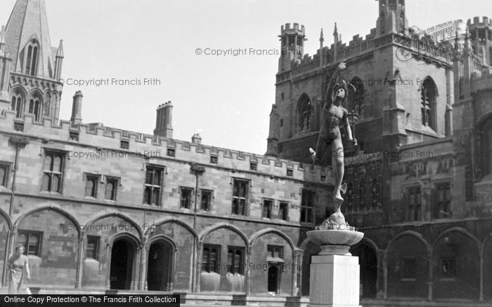 Photo of Oxford, Christ Church College, Tom Quad c.1950