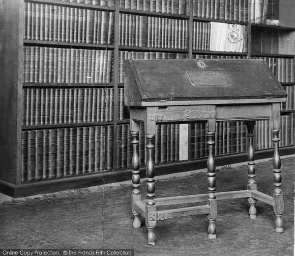 Photo of Oxford, Pembroke College, Dr Johnson's Desk From Edial Hall 1907