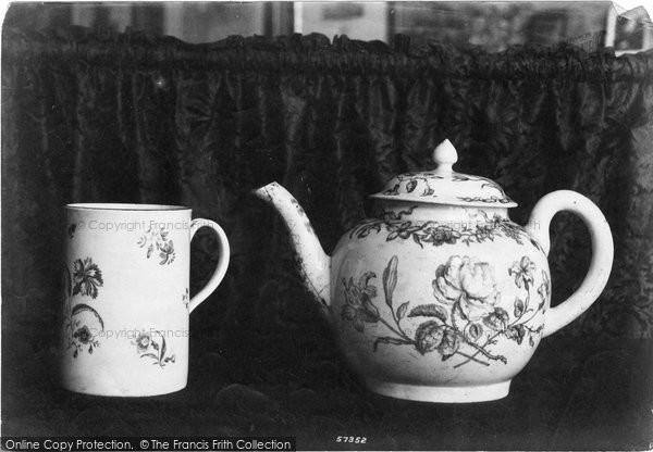 Photo of Oxford, Pembroke College, Dr Johnson's Teapot & Cyder Mug 1907