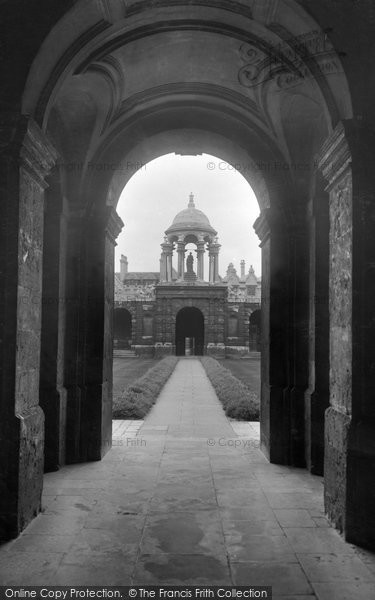 Photo of Oxford, Queen's College 1937