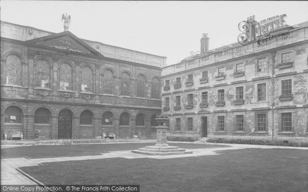 Photo of Oxford, Queen's College Quad 1937