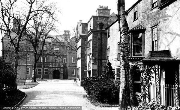 Photo of Oxford, Somerville College 1907