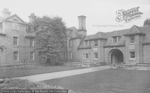 Photo of Oxford, Somerville College 1937