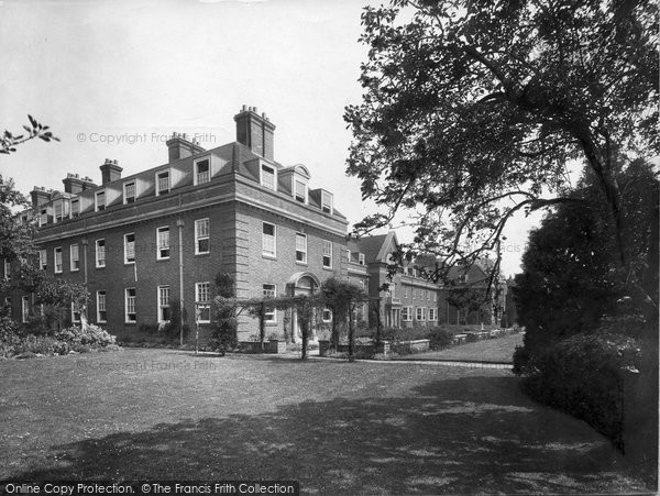 Photo of Oxford, St Hugh's College 1922