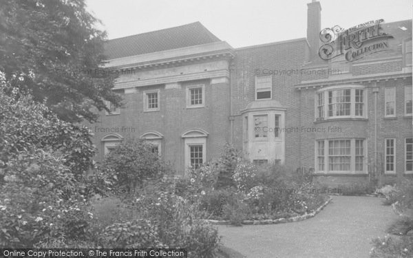 Photo of Oxford, St Hugh's College 1937