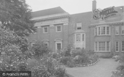 St Hugh's College 1937, Oxford