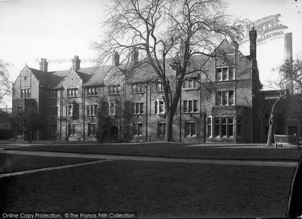 Photo of Oxford, The West Building, Somerville College 1933