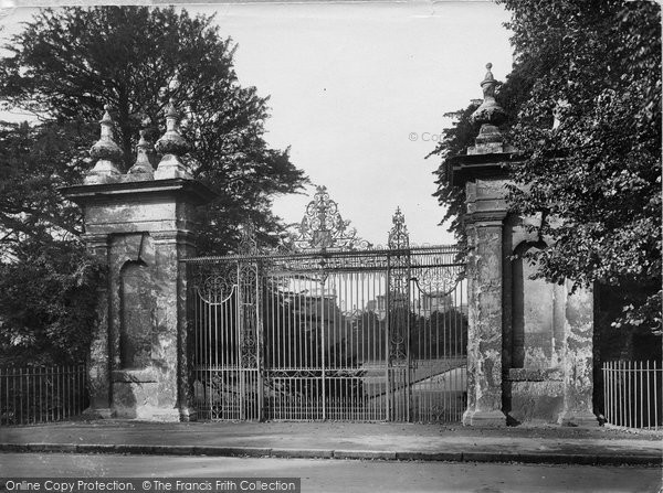 Photo of Oxford, Trinity College Gateway 1922