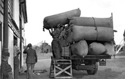 Loading The Hops c.1950, Paddock Wood