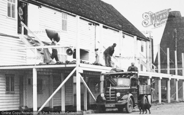 Photo of Paddock Wood, Unloading The Pokes c.1950