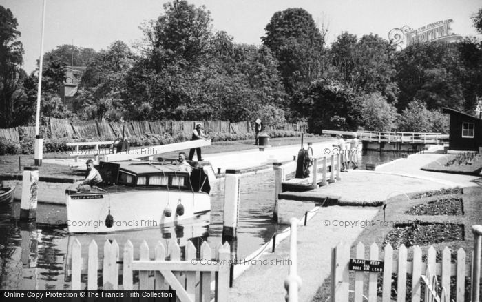 Photo of Pangbourne, Whitchurch Lock c.1949