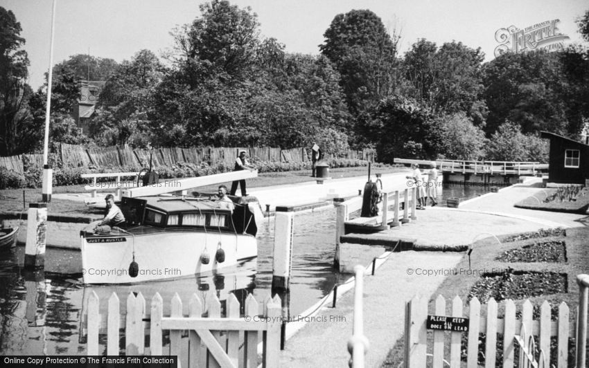 Pangbourne, Whitchurch Lock c1949