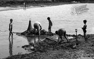 Children Building Sandcastles 1938, Par