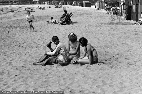 Photo of Par, On The Beach 1938