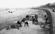 Loading Mussels 1939, Parkgate