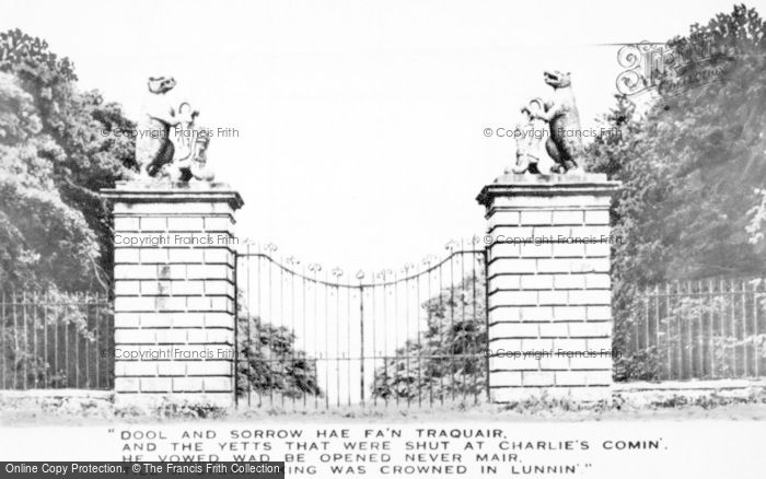 Photo of Peebles, The Bear Gates, Iraquair House c.1935