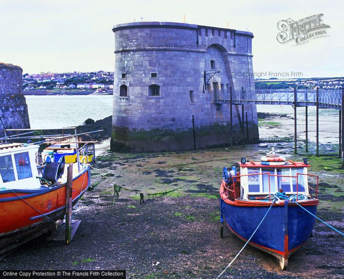 Photo of Pembroke Dock, Palmerston Folly 2004
