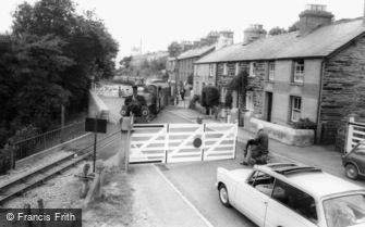 Penrhyndeudraeth, the Level Crossing c1965