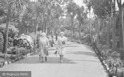 Ladies In Morrab Gardens 1931, Penzance