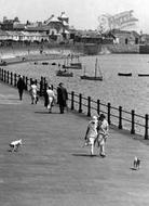 Promenading 1925, Penzance