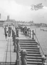 The Promenade, People 1925, Penzance