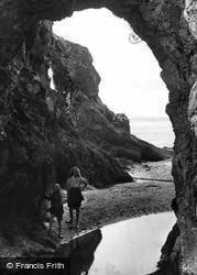 Girls Under Natural Arch 1912, Perranporth