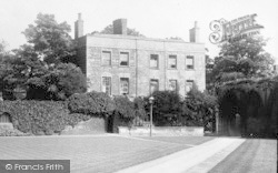 Laurel Court 1904, Peterborough