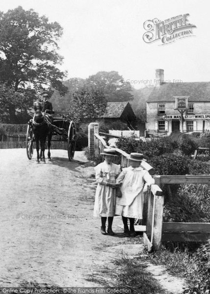 Photo of Pilcott, Children By The Queens Head 1906