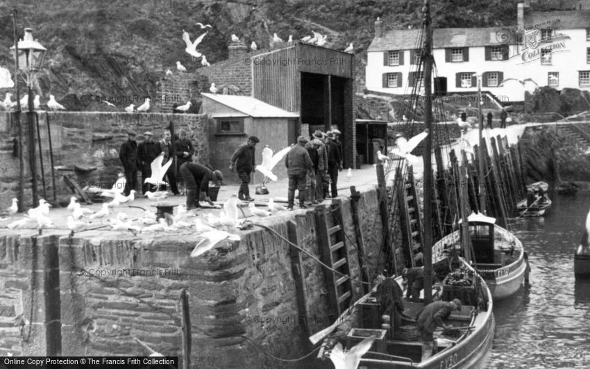 Polperro, Landing the Catch c1939