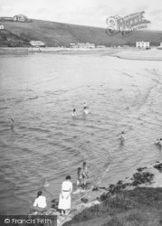 People At The Bay 1936, Porth