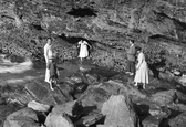 People On The Rocks 1918, Porth