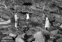 People On The Rocks 1918, Porth