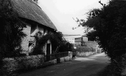 Thatched Cottage Beach Road c.1960, Porth