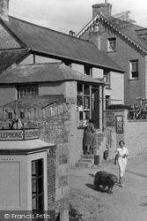 The Village Store 1935, Porth