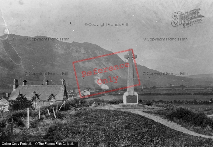 Photo of Porthmadog, The War Memorial 1931