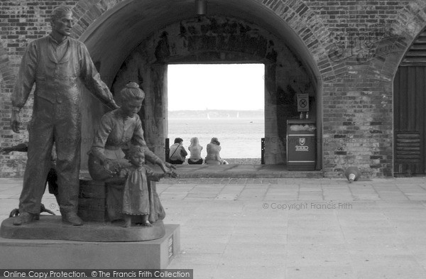 Photo of Portsmouth, Emigrants Statue 2005