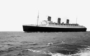 Portsmouth, RMS Queen Mary c1955
