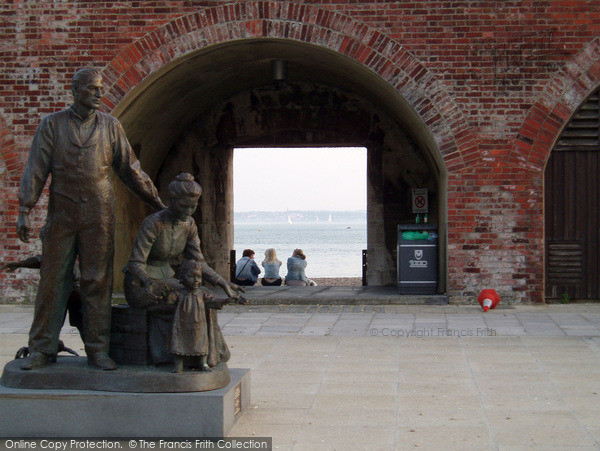 Photo of Portsmouth, The Emigrants Statue 2005