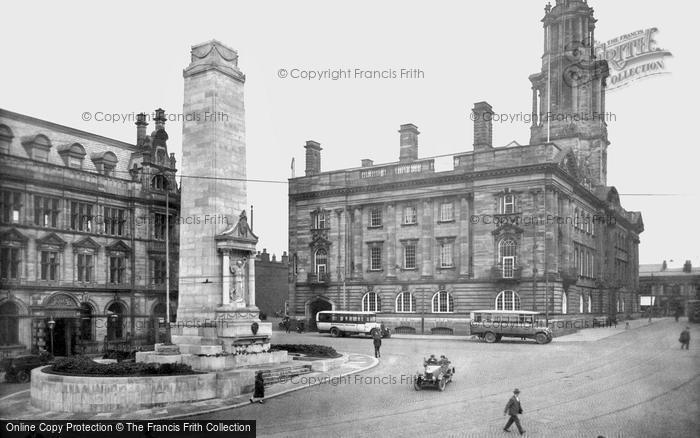 Photo of Preston, The County Sessions House And  War Memorial 1926