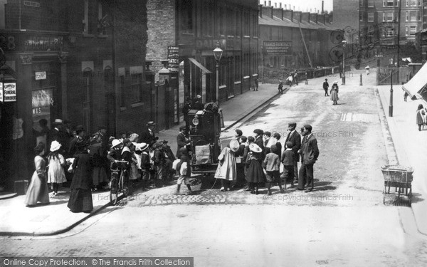 Photo of Putney, The Barrel Organ 1900 - Francis Frith