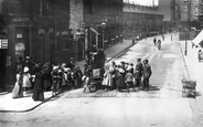 The Barrel Organ 1900, Putney