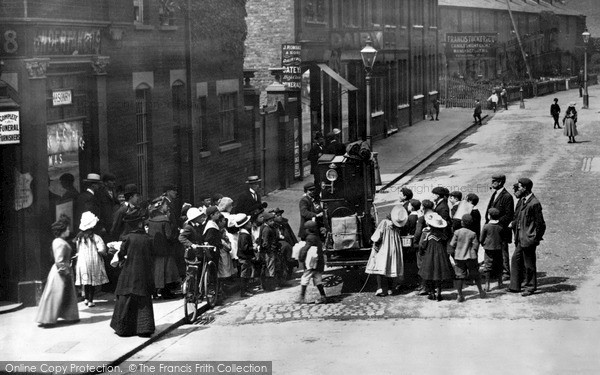 Photo of Putney, The Barrel Organ 1900 - Francis Frith