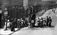The Barrel Organ 1900, Putney