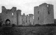 Castle, South Entrance And Keep From Bowling Green 1931, Raglan